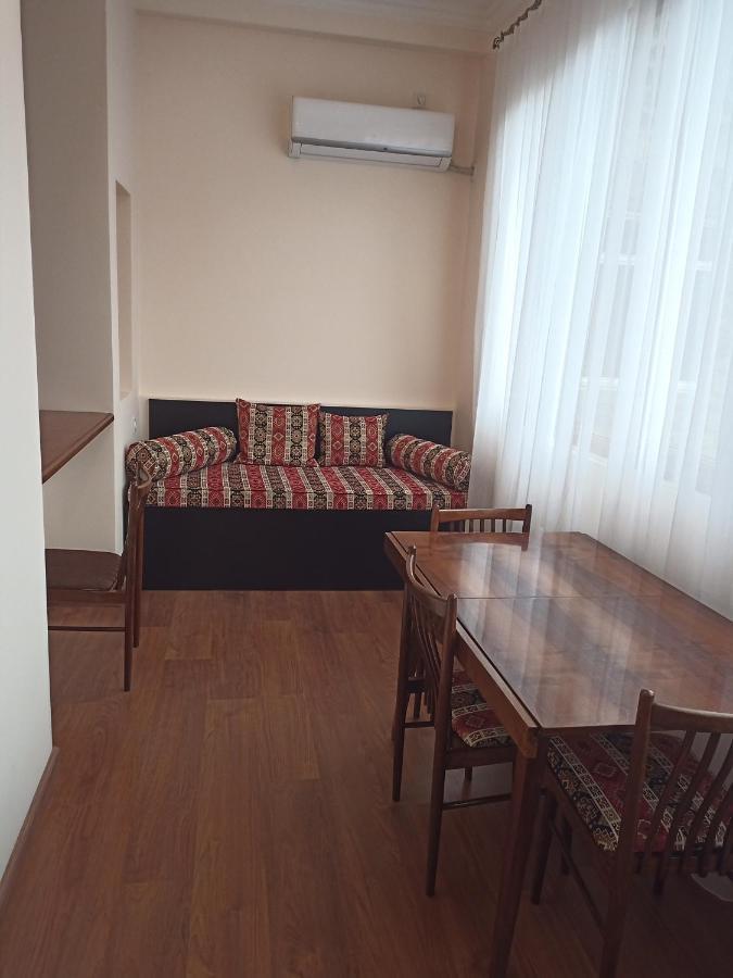 Spacious One Bedroom Apartment In The City Centre Yerevan Luaran gambar